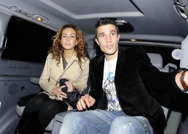 Ein Mann und eine Frau sitzen in einem Auto.