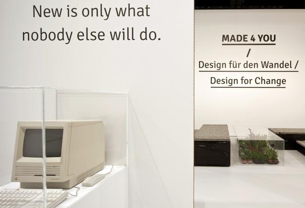 Ein Macintosh SE Computer steht in einer Ausstellung mit dem Motto „Design für den Wandel“.