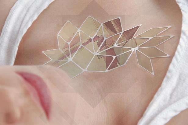 Eine Frau mit einem geometrischen Tattoo auf der Brust.