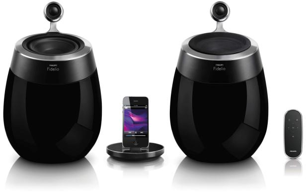 Zwei schwarze Philips Fidelio Lautsprecher mit einem iPhone und einer Fernbedienung.