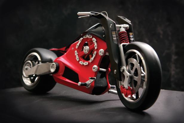 Ein futuristisches, rotes Motorrad mit schwarzen Akzenten vor einem dunklen Hintergrund.
