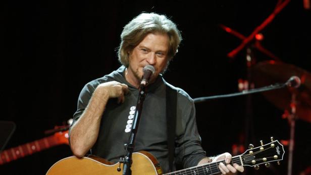 Don Henley tritt mit seiner Gitarre bei einem Konzert auf.