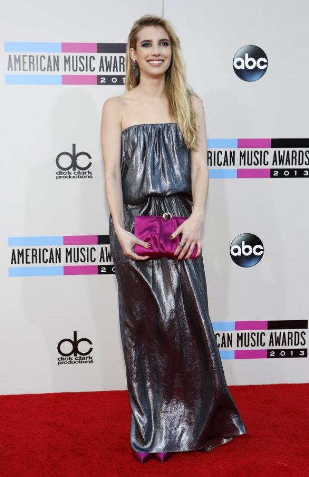 Emma Roberts in einem silbernen Kleid mit einer pinkfarbenen Clutch bei den American Music Awards 2013.