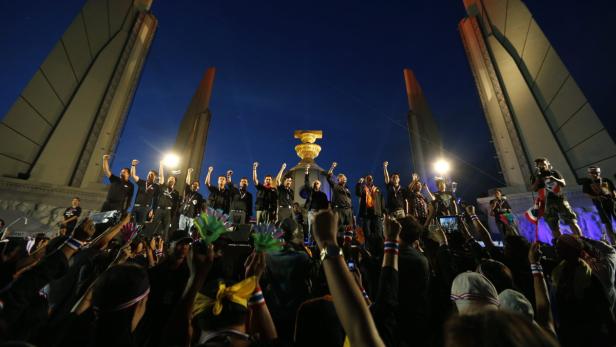 Eine Menschenmenge demonstriert vor dem Democracy Monument in Bangkok.