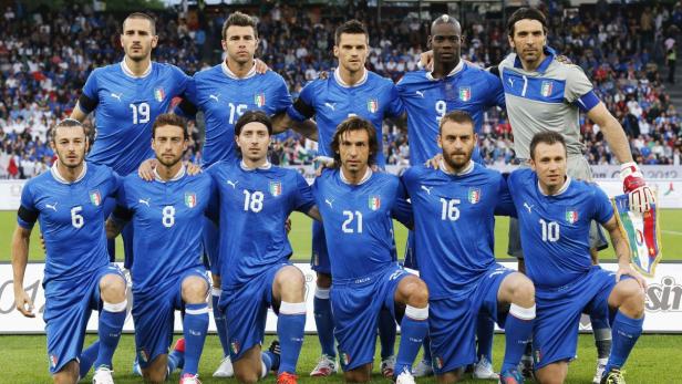 Die italienische Fußballnationalmannschaft posiert für ein Mannschaftsfoto.