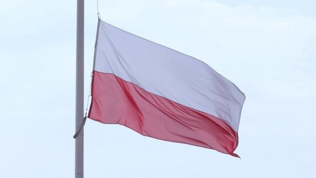 Die polnische Flagge weht an einem Fahnenmast.