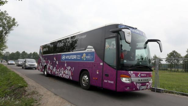 Ein lila Bus des kroatischen Teams für die EURO 2012 fährt auf einer Straße.
