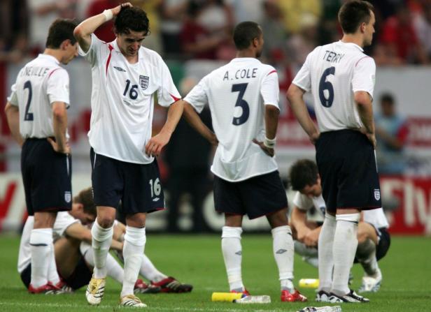 Enttäuschte englische Fußballspieler nach einem Spiel.