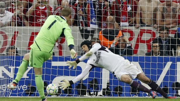 Manuel Neuer schießt den Ball, während Petr Čech zu halten versucht.