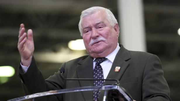 Lech Wałęsa hält eine Rede.