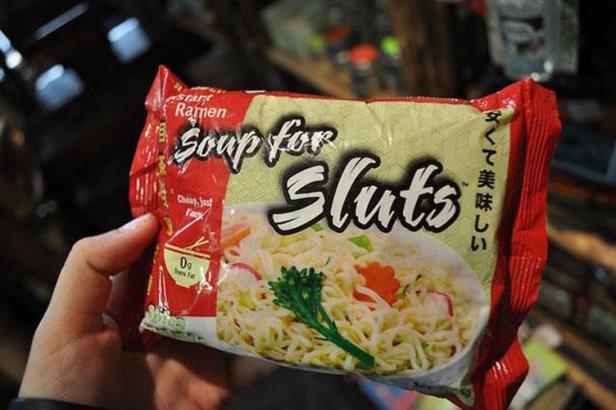 Eine Hand hält eine Packung Instant-Ramen mit der Aufschrift „Soup for Sluts“.