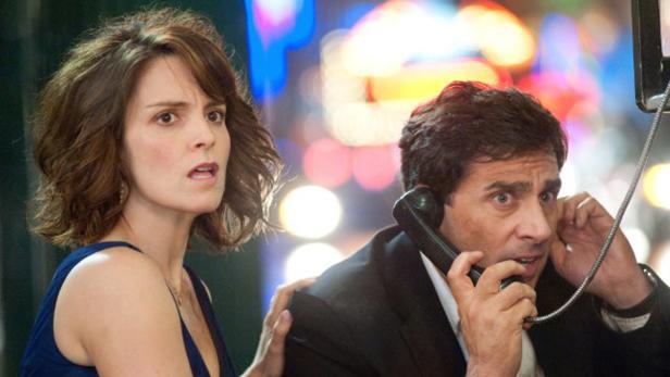 Tina Fey und Steve Carell schauen besorgt, während Carell telefoniert.