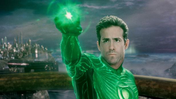 Ryan Reynolds als Green Lantern mit erhobener Hand, aus der ein grünes Licht strahlt.