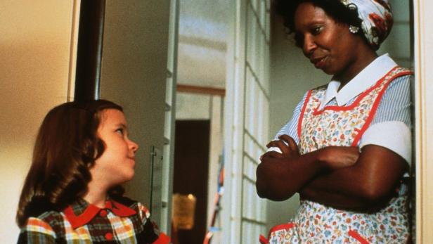 Whoopi Goldberg als Haushälterin mit einem kleinen Mädchen im Film „Corrina, Corrina“.