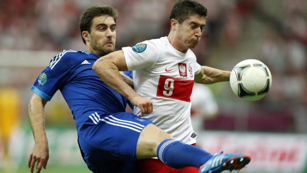 Robert Lewandowski im Zweikampf mit einem Gegenspieler während eines Fußballspiels.