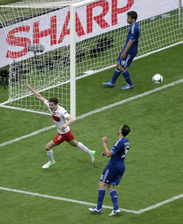 Robert Lewandowski jubelt nach einem Tor für Polen.