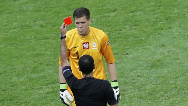 Ein Schiedsrichter zeigt einem polnischen Torwart die Rote Karte.