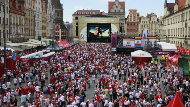 Eine große Menschenmenge versammelt sich auf dem Marktplatz von Wrocław zur UEFA EURO 2012.
