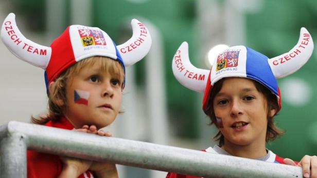 Zwei junge Fans der tschechischen Nationalmannschaft mit Hörnerhüten und Gesichtsbemalung.