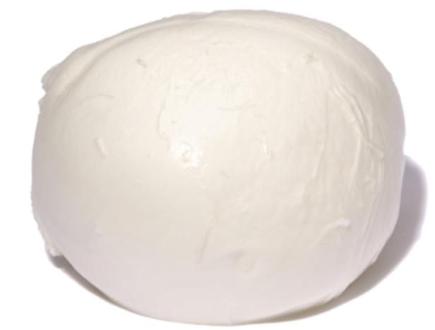 Eine Kugel Mozzarella-Käse liegt auf einem weißen Hintergrund.