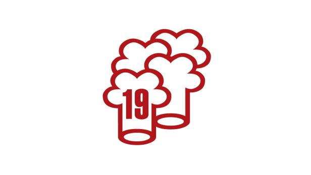 Drei stilisierte, rote Kochmützen, eine davon mit der Zahl 19.