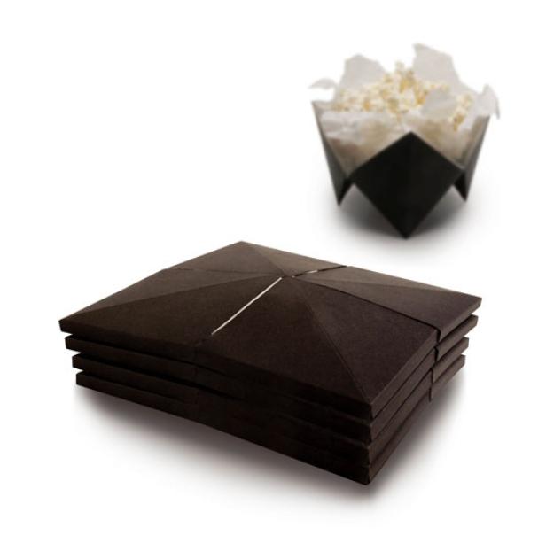 Ein Stapel flacher, gefalteter Pappschachteln und eine geöffnete Schachtel mit Inhalt.