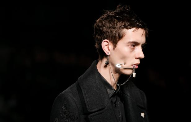 Alexander McQueen - Runway - London Fashion Week M Mode mit Autsch-Faktor