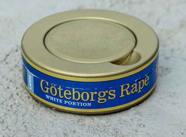 Eine Dose „Göteborgs Rapé White Portion“ Snus liegt auf einer grauen Oberfläche.