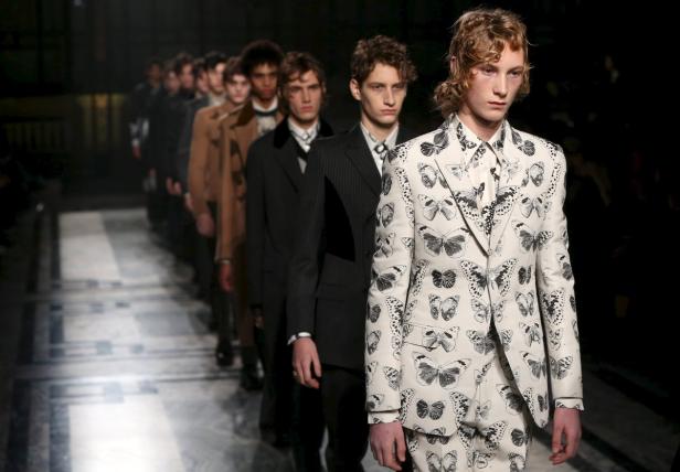 Models present creations from the Alexander McQuee Mode mit Autsch-Faktor