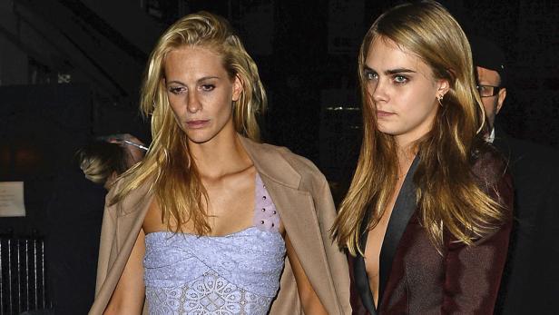 Poppy Delevingne und Cara Delevingne besuchen eine Veranstaltung.
