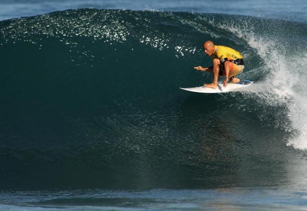 Ein Surfer reitet auf einer großen Welle.
