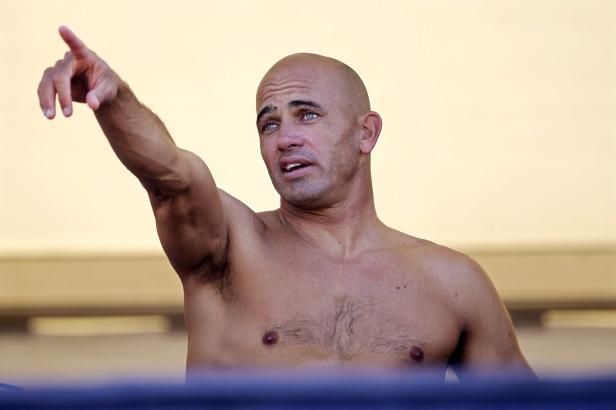 Kelly Slater deutet mit dem Finger nach oben.