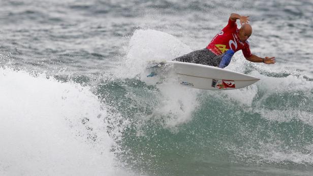 Ein Surfer reitet auf einer Welle.