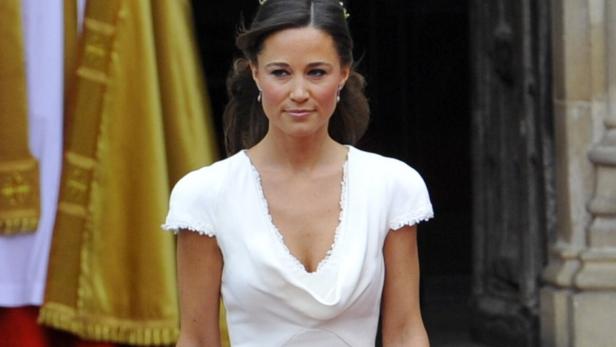 Pippa Middleton in einem weißen Kleid bei einer formellen Veranstaltung.