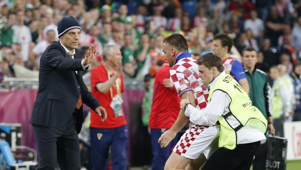 Kroatien – Irland: Flitzer küsst Trainer