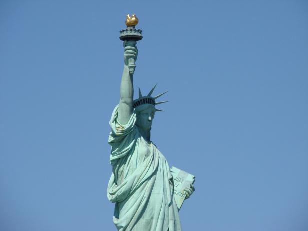 Die Freiheitsstatue vor einem blauen Himmel.