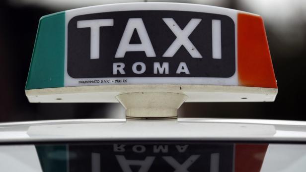 Das Taxi-Schild eines Taxis in Rom.