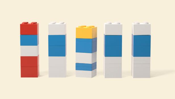 Fünf Säulen aus bunten Legosteinen vor einem hellen Hintergrund.
