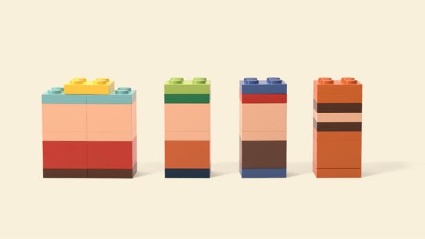 Vier farbenfrohe Türme aus Legosteinen stehen nebeneinander.