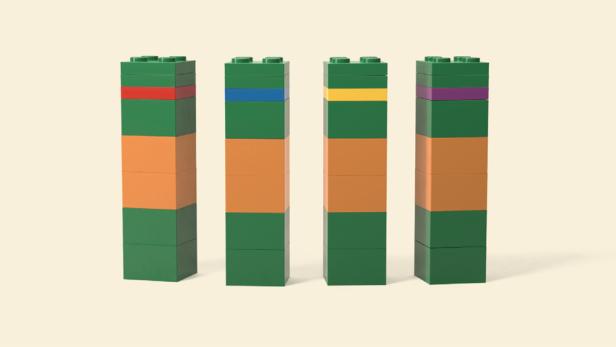 Vier Türme aus grünen und orangefarbenen Legosteinen mit farbigen Akzenten.