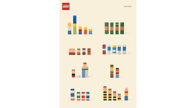 Verschiedene bunte Lego-Stein-Stapel auf beigem Hintergrund.