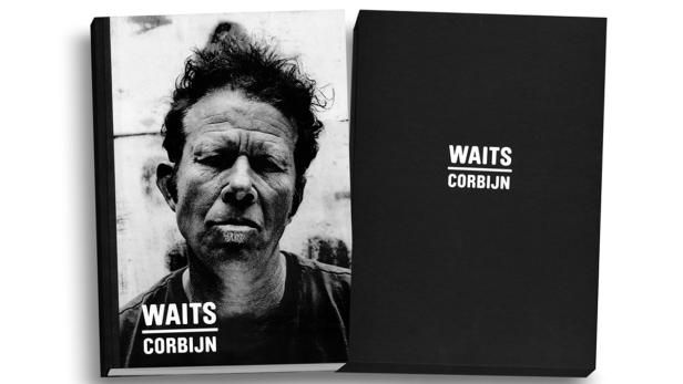 Das Buch „Waits/Corbijn“ mit einem Schwarzweißporträt von Tom Waits auf dem Cover.
