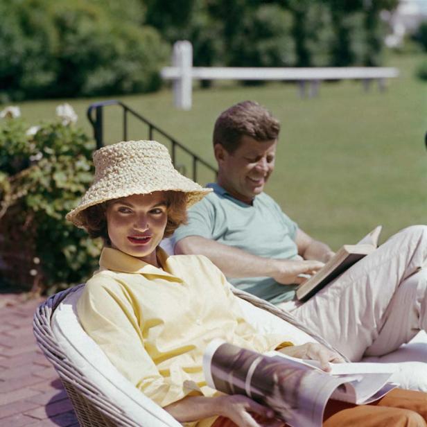 Jackie Kennedy und John F. Kennedy entspannen im Garten.