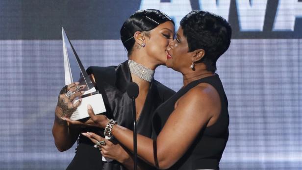 Bussi: Mama Monica überreichte Rihanna den „Icon“-Award Rihanna küsst ihre Mutter Monica Fenty, während sie einen Preis entgegennimmt.