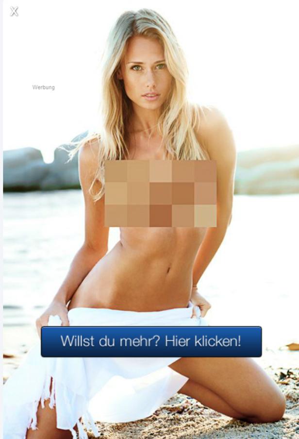 Eine blonde Frau kniet am Strand und hält ein weißes Tuch.