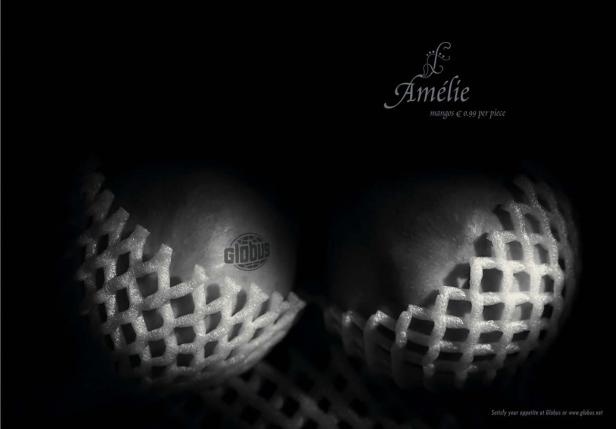 Zwei Mangos der Marke „Amélie“ in Schutznetzen, angeboten von Globus.