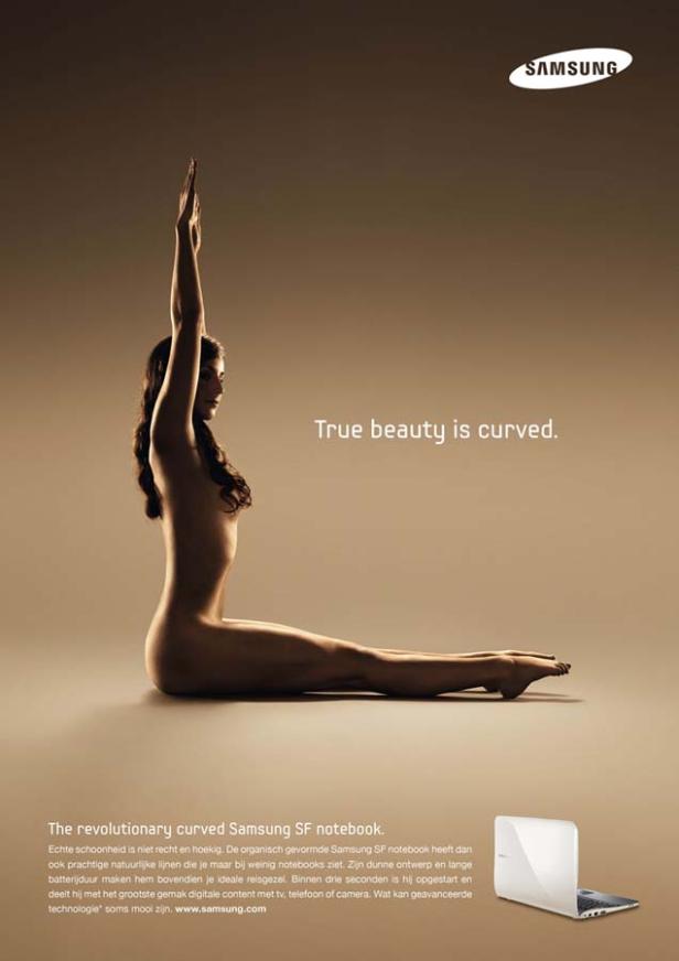 Eine Frau macht Yoga; im Hintergrund ein Samsung-Laptop.