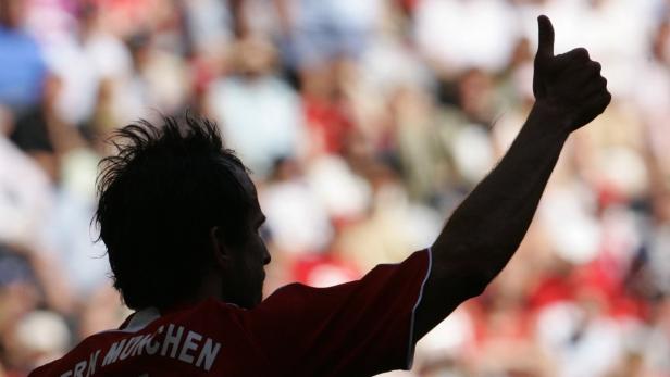 Ein Fußballspieler des FC Bayern München zeigt den Daumen nach oben.