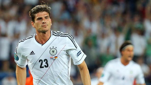 Ein Fußballspieler der deutschen Nationalmannschaft mit der Nummer 23 auf dem Trikot.