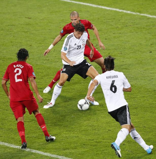 Fußballspieler im Zweikampf auf dem Rasen.